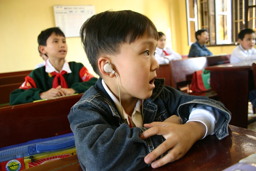 Lưu ý luyện nghe trẻ khiếm thính với trò chơi học tập