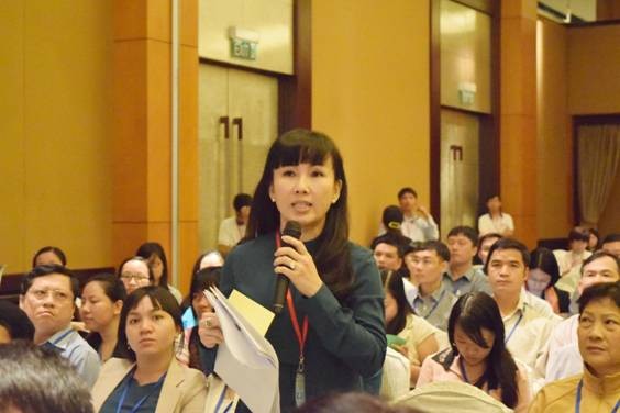Cổ đông Nguyễn Thị Hòa dẫn các văn bản luật để phản đối và cho rằng đại hội toàn trường là sai