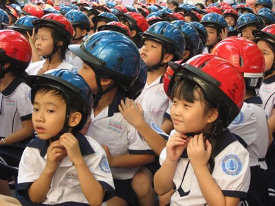 Tăng cường thực hiện bắt buộc đội mũ bảo hiểm với học sinh