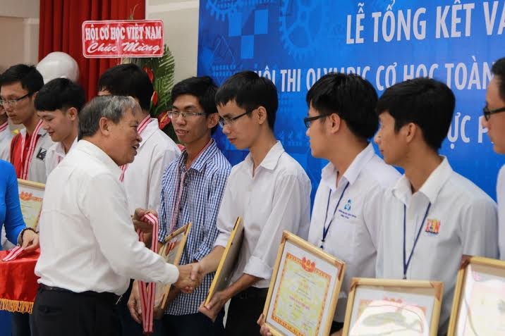 Ông Kiều Tuân - Chủ tịch HĐQT của trường Hutech -trao giải cá nhân cho các thí sinh đoạt giải khu vực phía Nam.
