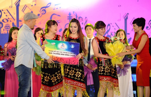 Bộ đôi BGK của chương trình: Nhạc sĩ Huy Tuấn, ca sĩ Phương Thanh trao giải thưởng cho đội thi tại vòng chung kết khu vực trung du Bắc Bộ.