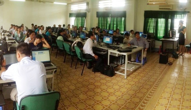 Sinh viên Trường ĐH Đồng Tháp trong giờ học Ngoại ngữ tại phòng Lab 