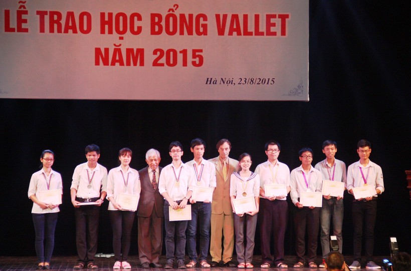 Giáo sư Odon Vallet, giáo sư Trần Thanh Vân trao học bổng Vallet cho học sinh xuất sắc. 