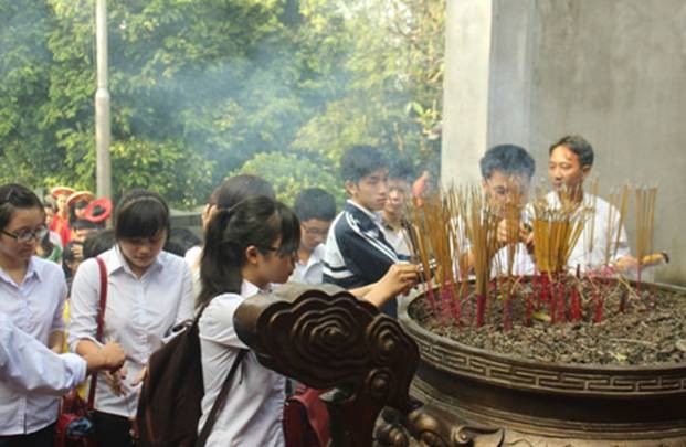 Các em HS tiêu biểu đại diện cho hơn 300.000 HS, SV của Phú Thọ thành kính dâng hương tưởng niệm các Vua Hùng tại Điện Kính Thiên