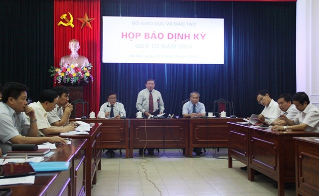 Chủ trì họp báo (từ phải sang: Thứ trưởng Bộ GD&ĐT Nguyễn Vinh Hiển, Thứ trưởng Bộ GD&ĐT Bùi Văn Ga, Chánh Văn phòng Phạm Ngọc Phương.