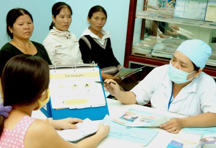 Cán bộ y tế tại Trung tâm DS-KHHGĐ Gia Lâm (Hà Nội) hướng dẫn người dân sử dụng các biện pháp tránh thai