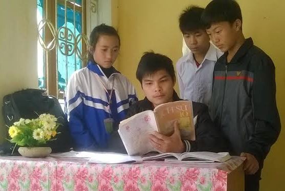 Thầy Hà Văn Đường hướng dẫn học sinh trong giờ học Lịch sử
