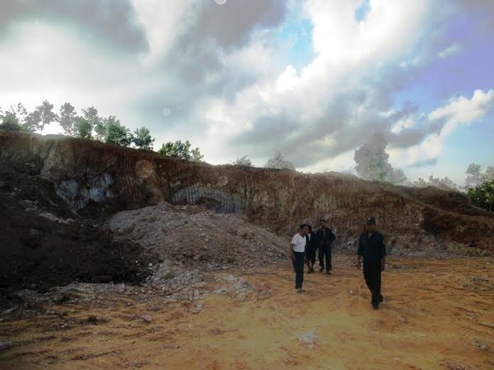 Hiện trường nơi phát hiện quả bom trong quá trình Công ty CP Tập đoàn Xây dựng Miền Trung tiến hành khai thác đất.
