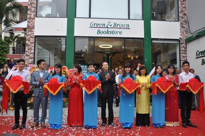 Ông Nguyễn Hữu Chiến – Phó Giám đốc Sở VH-TT&DL Đà Nẵng cùng Ban Giám đốc điều hành công ty CP Green and Brown cắt băng khánh thành mô hình hiệu sách kiểu mới “3 trong 1”.