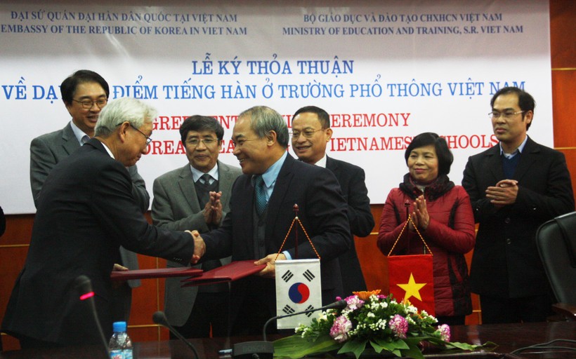 Thứ trưởng Nguyễn Vinh Hiển và ngài Jun Dae Joo - Đại sứ Hàn Quốc tại Việt Nam - ký văn bản thỏa thuận.