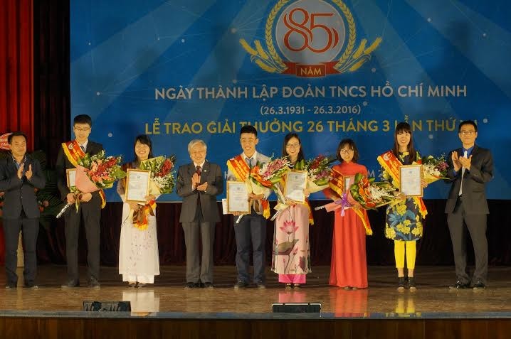 Các đoàn viên xuất sắc của Trường ĐHSP Hà Nội nhận giải thưởng 26/3/2016