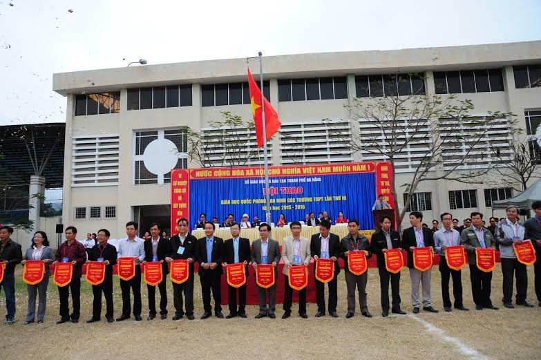 Ông Nguyễn Đình Vĩnh – Giám đốc Sở GD&ĐT Đà Nẵng trao cờ lưu niệm cho các đơn vị trường học tham dự Hội thao 