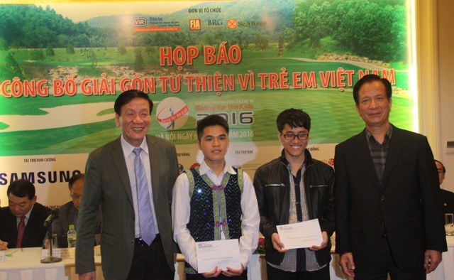 Ban tổ chức trao học bổng toàn phần cho sinh viên Thào Seo Sì và Lê Văn Tú tại buổi họp báo
