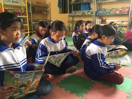 Niềm vui của học sinh Tiểu học Lam Vỹ khi được đọc những cuốn sách hay. 