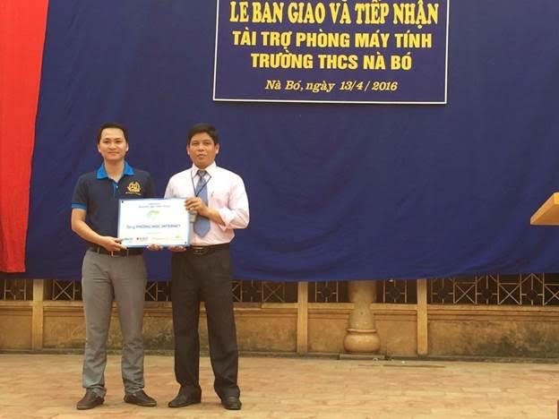 Ông Hoàng Huy – Giám đốc dự án Ngàn Máy Tính Triệu Ước Mơ trao tặng phòng học Internet cho Đại diện Trường THCS Nà Bó