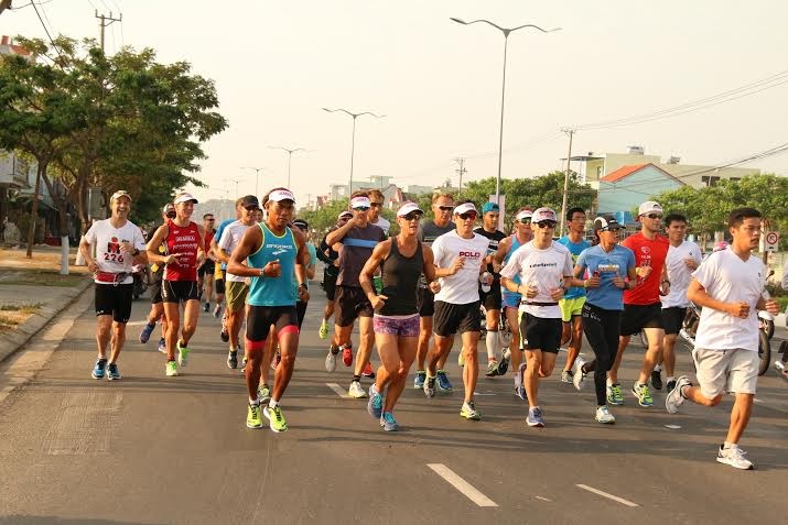 AnhIRONMAN: Các VĐV tham dự chạy bộ hành trình dài 2,8 km nhằm gây quỹ cho trẻ sơ sinh