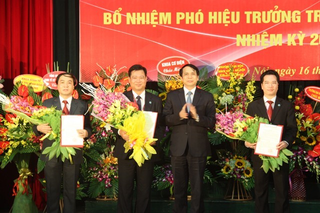Thứ trưởng Phạm Mạnh Hùng trao các quyết định bổ nhiệm, bổ nhiệm lại và tặng hoa chúc mừng 3 Phó Hiệu trưởng Trường ĐH Mỏ - Địa chất nhiệm kỳ 2015 - 2020.