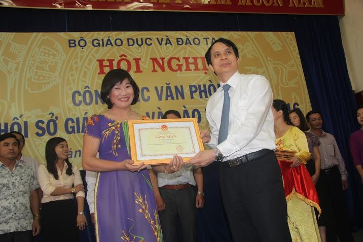 Tại hội nghị, Thứ trưởng Phạm Mạnh Hùng đã tặng Bằng khen của Bộ trưởng Bộ GD&ĐT cho các cá nhân có nhiều thành tích trong công tác VP