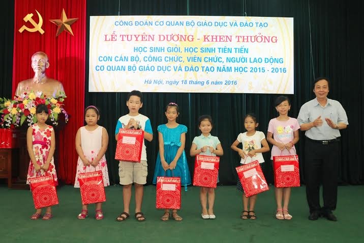 Đồng chí Vũ Đình Giáp - Phó Chủ tịch Công đoàn cơ quan Bộ GD&ĐT - trao tặng phần thưởng cho các cháu học sinh.