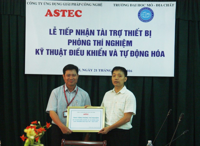 Ông Trần Vĩnh Phú trao tượng trưng phòng thí nghiệm cho Trường ĐH Mỏ - Địa chất.