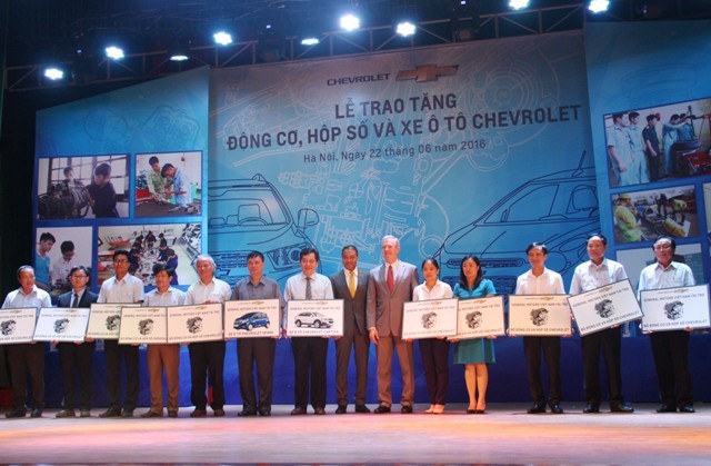 Đại sứ Hoa Kỳ tại Việt Nam Ted Osius và Tổng Giám đốc General Motors Việt Nam Wail A. Farghaly trao tượng trưng thiết bị đào tạo cho 12 trường ĐH, trường nghề.