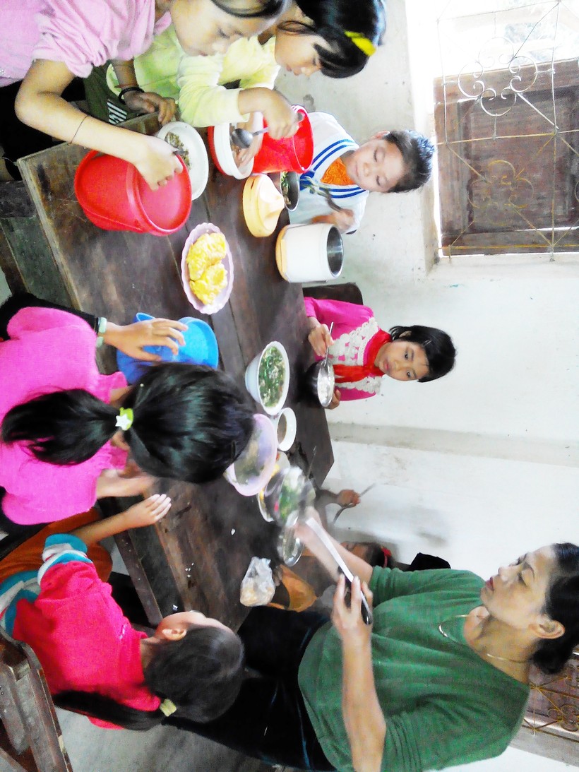 Học sinh Trường tiểu học Châu Hội ăn bữa trưa tại trường