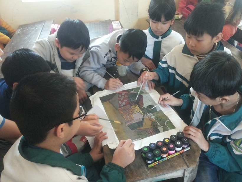 Học sinh Trường Tiểu học Trần Cao (Hưng Yên) hào hứng vẽ tranh theo nhóm