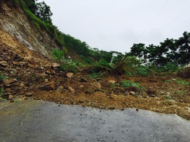Mưa lớn gây sạt lở đường, chia cắt giao thông tại huyện Mường Lát (Thanh Hóa).
