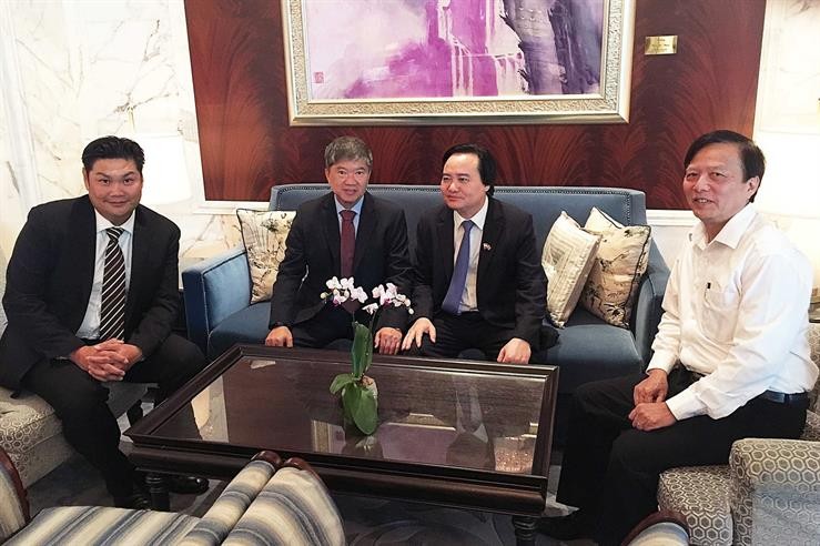 Bộ trưởng Phùng Xuân Nhạ gặp gỡ ông Ricky Tan Teck Yong,
 Chủ tịch Hội đồng quản trị Tập đoàn Kinderworld