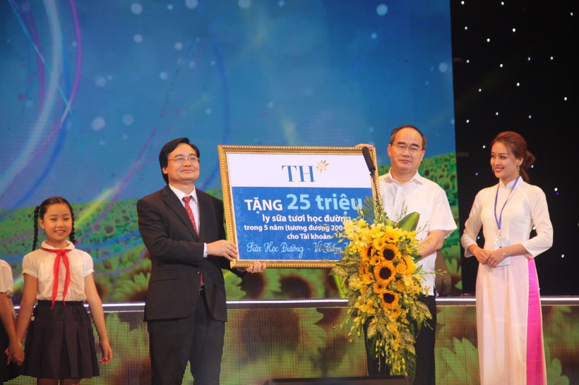 Đại diện Bộ GD&ĐT, Bộ trưởng Phùng Xuân Nhạ đón nhận ủng hộ của Tập đoàn TH cho chương trình Sữa học đường do Chủ tịch Ủy ban Mặt trận Tổ quốc Việt Nam Nguyễn Thiện Nhân trao.