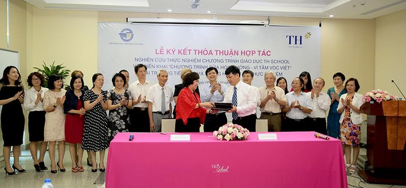 GS Trần Công Phong - Viện trưởng Viện Khoa học giáo dục VN và bà Thái Hương - Chủ tịch Tập đoàn TH ký kết thỏa thuận hợp tác