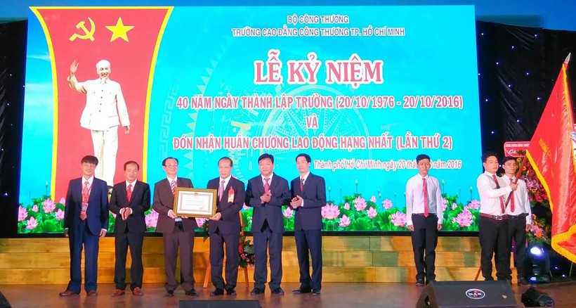Thứ trưởng Bộ Công Thương – Cao Quốc Hưng trao Huân chương Lao động hạng Nhất cho tập thể nhà trường.
