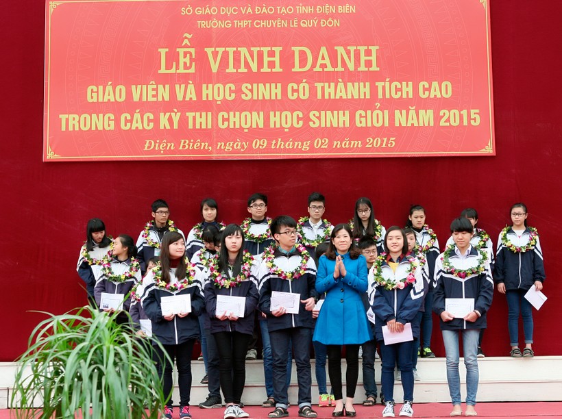 Cô Lê Thị Biên và học trò trong Lễ vinh danh giáo viên và học sinh có thành tích cao trong các kỳ thi chọn HSG năm 2015 tại Trường THPT chuyên Lê Quý Đôn