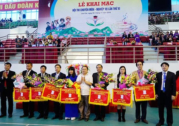 Đại diện Bộ GD&ĐT, UBND tỉnh Lào Cai tặng hoa và cờ lưu niệm cho các đội về dự Hội thi
