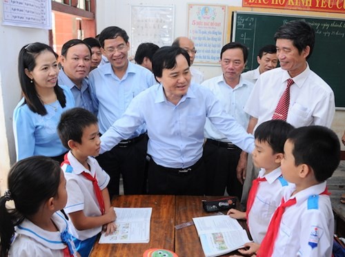 Bộ trưởng Bộ GD&ĐT Phùng Xuân Nhạ chia sẻ động viên học sinh Quảng Bình vượt qua khó khăn để tiếp tục học tập