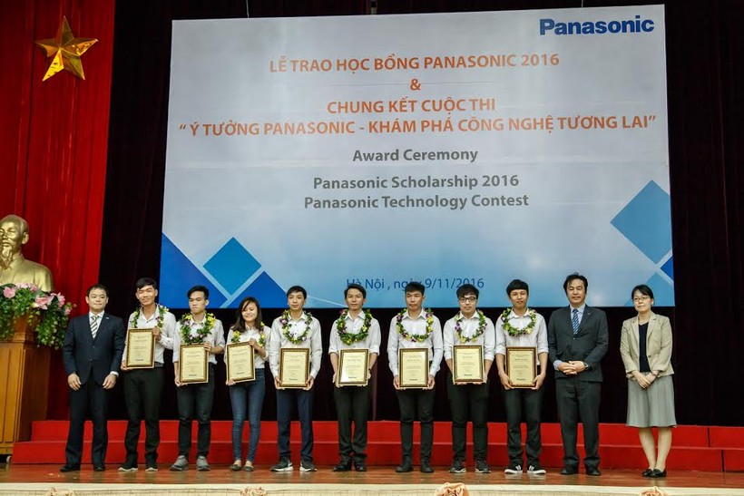 Trao học bổng Panasonic cho 8 sinh viên nghèo vượt khó năm 2016