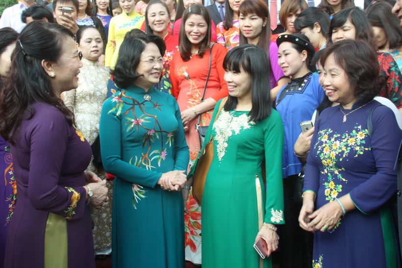Phó Chủ tịch nước Đặng Thị Ngọc Thịnh, Thứ trưởng Bộ GD&ĐT Nguyễn Thị Nghĩa trao đổi với các nhà giáo tiêu biểu 