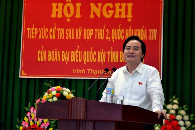 Bộ trưởng Bộ Giáo dục và Đào tạo Phùng Xuân Nhạ trả lời câu hỏi của cử tri huyện Vĩnh Thạnh. Ảnh: Tuấn Phong
