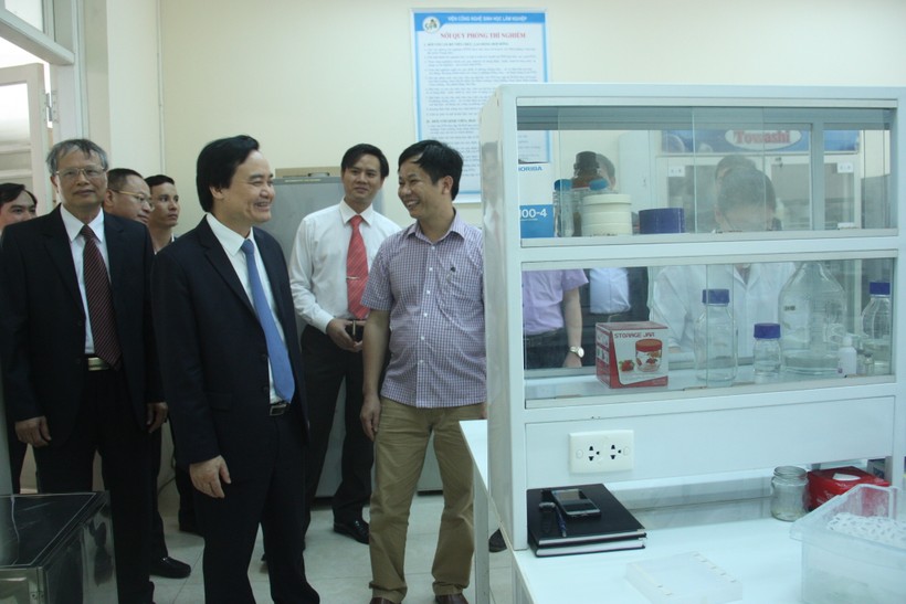 Bộ trưởng Bộ GD&ĐT Phùng Xuân Nhạ thăm phòng thí nghiệm tại Trường ĐH Lâm nghiệp Hà Nội