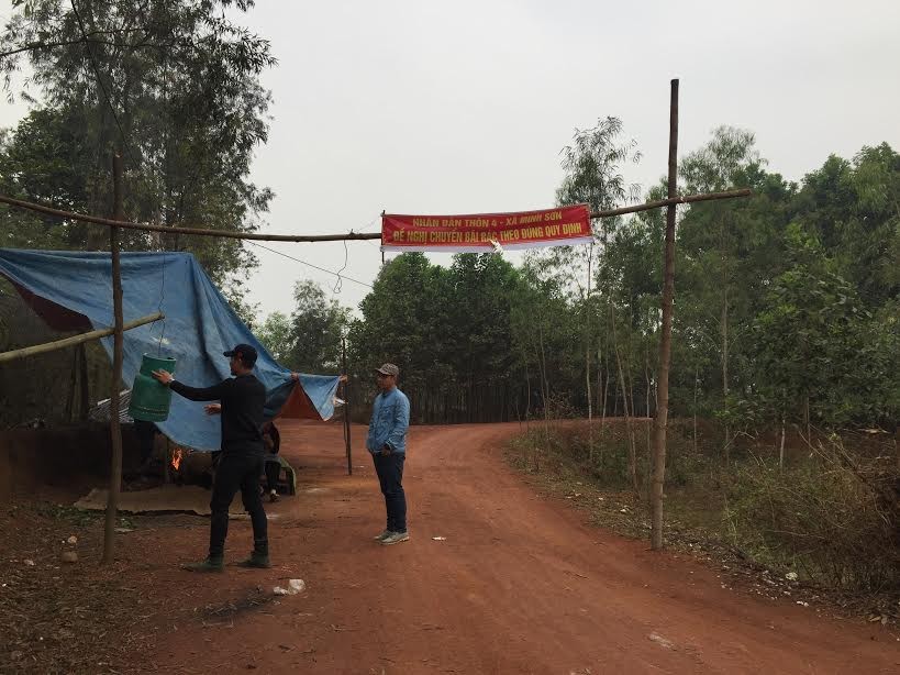 Người dân dựng lán ngăn chặn xe tập kết rác thải vào khu vực đồi Mốc (xã Minh Sơn, Triệu Sơn, Thanh Hóa). Ảnh: Nguyễn Quỳnh