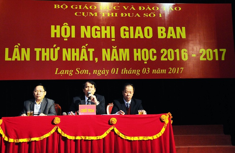 Thứ trưởng Bộ GD&ĐT Phạm Mạnh Hùng (giữa) phát biểu tại Hội nghị giao ban Cụm thi đua số 1