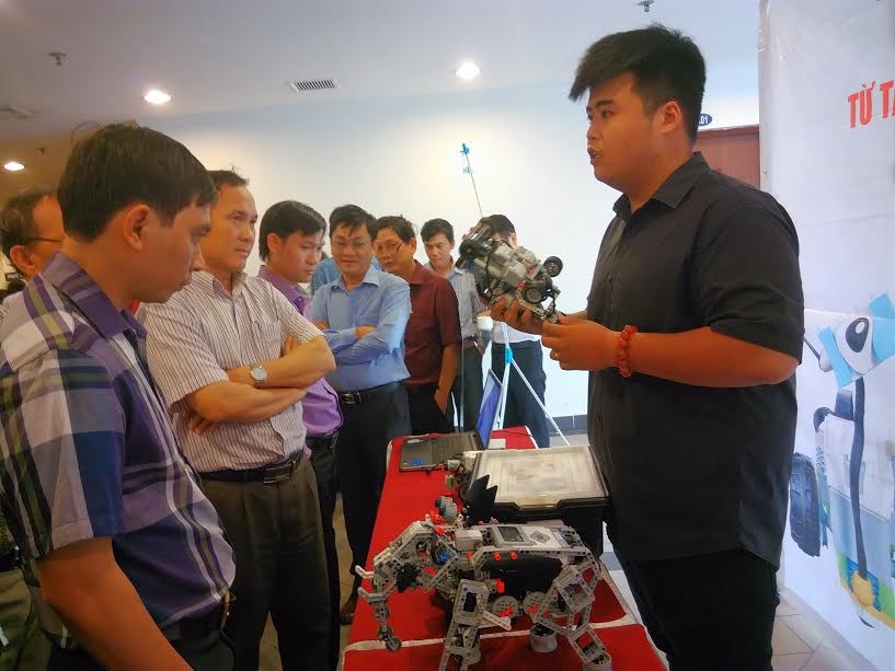 Đông đảo giáo viên tham quan gian hàng mô hình Robot LEGO.
