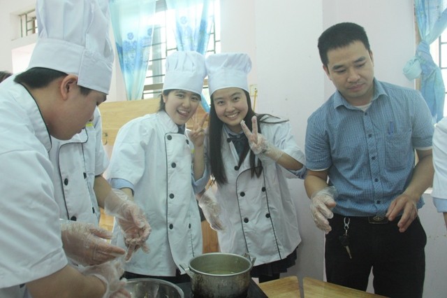Giao lưu nấu ăn giữa học sinh Trường THPT Bình Minh (Hà Nội) và Trường Makuria high school (Nhật Bản)