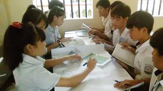 Học sinh Trường THPT B Hải Hậu, Nam Định trong giờ học nhóm môn Địa lý