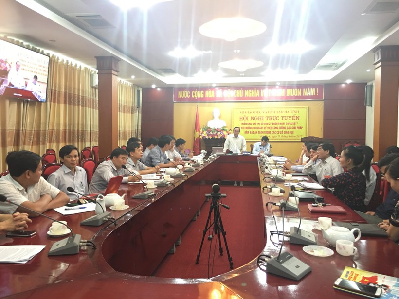 Toàn cảnh “Hội nghị trực tuyến triển khai Chỉ thị số 505/CT – BGDĐT của Bộ trưởng Bộ GD&ĐTvề tăng cường các giải pháp đảm bảo an toàn trong các cơ sở giáo dục”tại Hà Tĩnh.