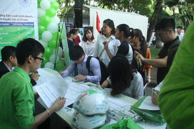 Sinh viên đăng ký hồ sơ tại một gian hàng trong Ngày hội việc làm do Học viện Nông nghiệp Việt Nam tổ chức sáng 20/5