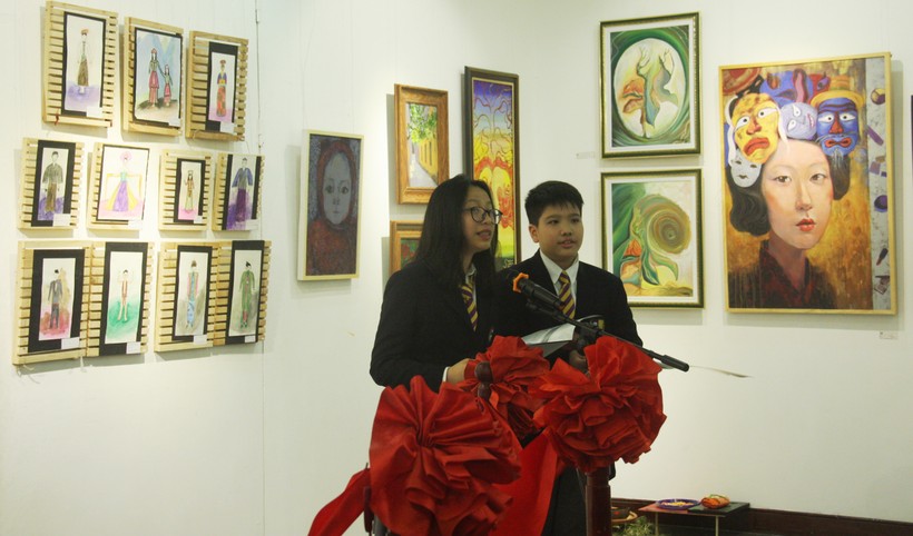 Khai mạc triển lãm mỹ thuật của học sinh trường Olympia được tổ chức vào chiều tối 21/4