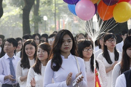 Khuyến khích học sinh nữ mặc bộ áo dài truyền thống đi học