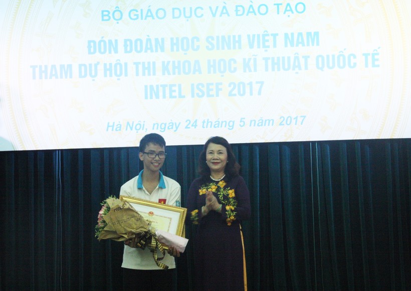 Thứ trưởng Bộ GD&ĐT Nguyễn Thị Nghĩa trao Bằng khen của Bộ trưởng Bộ GD&ĐT, tặng hoa chúc mừng học sinh Phạm Huy (Trường THPT TX Quảng Trị) đạt giải ba lĩnh vực Robot và các máy thông minh.