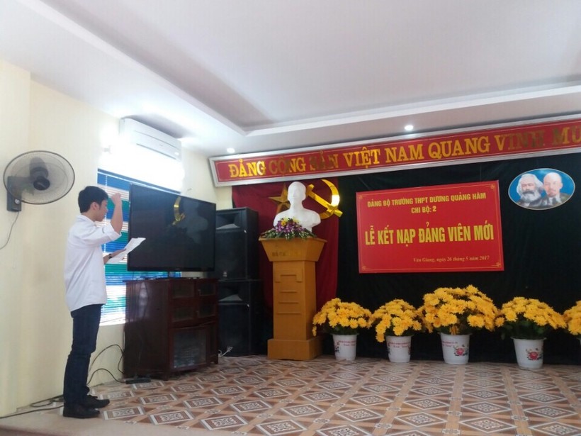 Dương Hồng Sơn tuyên thệ trong kễ kết nạp Đảng